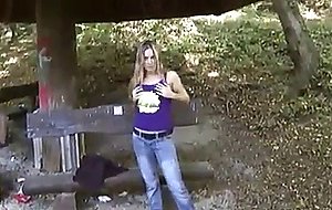 Blonde ficke blaest schwanz auf dem rastplatz