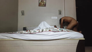 วิดีโอโฮมเมดของโสเภณีอินเดียอายุ 18 ปีที่ถูกเย็ดทางทวารหนัก