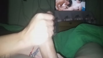 mi esposa me encuentra viendo porno y decide hacerme la paja ella hasta sacarme semen