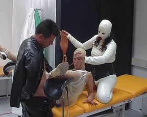 Kinky rubber fucking on the gynchair