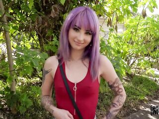 Purple-haired goth squirts on a big bobby
