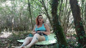 je me masturbe dans les bois pendant que mon homme me prend en photo