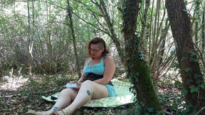 je me masturbe dans les bois pendant que mon homme me prend en photo
