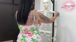 Aprovecho que el doctor no est&#x00E1; para masturbarme en su oficina