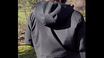Bon lundi Je m&#039_exhibe dans le parc public d&#039_un ch&acirc_teau
