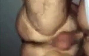 Passivo gato dando cu ao maduro do pau pequeno