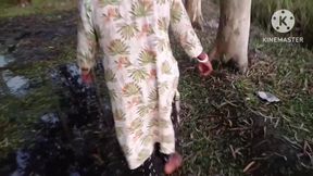 Desi gaon ki bhabhi bathroom karne gaya hai