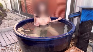 【野外露出】露天風呂でこっそりオナニーして逝く///乳首も気持ちいいっ♡スクール水着