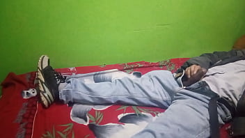 me hago la paja en alojamiento luego saco mi leche