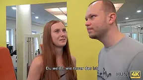 Nettes Madchen Anstatt Zu Trainieren Hat Sex Im Fitnessstudio Mit Einem Reichen Jager