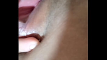 Limpando o mel do meu vibrador e gozando mais. Parte 2/2.
