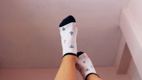 Kinky feet with bold red nails🔥