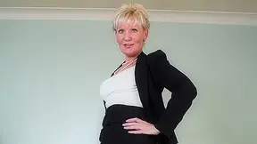 Classy Mature Lady Feeling Naughty - MatureNL