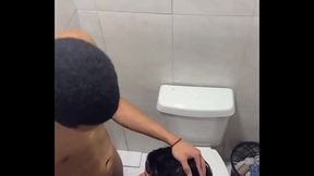 Mamando mlk do pauz&atilde_o escondido no banheiro da balada!