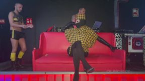 dexu mecs sur une scene en discotheque devant un public