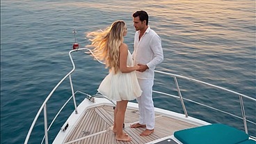 Pareja de recién casados van a disfrutar de su luna de miel en un yate, Su esposo le rompe el coño por todo el camino!! (video generado por IA)