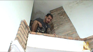 Boy Curioso Vai Espiar a Trans Novinha Pauzuda Se Excitando e Acaba Pagando Boquete e Tomando Porra No Rabo - Aleshka Markov e Jhony