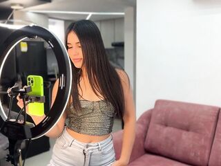 Mi pequeña hermanastra quiere ser influencer y yo le ayudo con mi gran polla famosa.