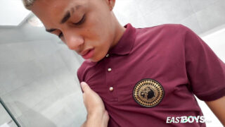 Młode nastolatki-amatorki głaszczą duże, nieobrzezane penisy przed gorącym analnym pierdoleniem