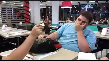 Gordinho safado comendo bolacha no Habbib'_s