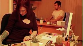 En la oficina la jefa se lo monta con el inocente becario.