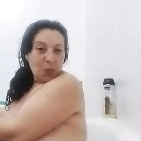 Anais BBW in bath