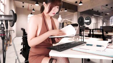 Hot secretary gets fingered by her keyboard at work