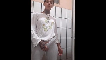 Sabrina Prezotte, Travesti gozando no banheiro do hotel de estrada