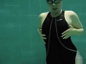 Hot slut in swimsuit gives head underwater