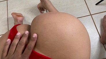 Moreno tatuado meteu sem camisinha na travesti loira