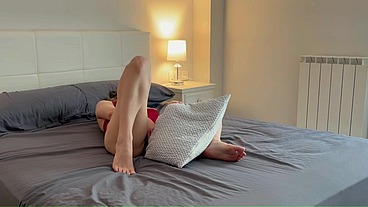 Estudiante Multiorgasmica Frota su coño con la Almohada para tener orgasmo