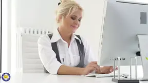 Beautiful mature cougar MILF Kathy Anderson gets a good fuck