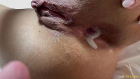 entregador fode milf sem camisinha e goza no cu dela