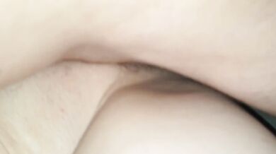 Dutch Man speelt met nederlandse kut. Hij spuit haar kut helemaal vol met zijn grote lul