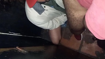 MALOCA SENTANDO NA PICA DURA DO AMIGO QUE FOI ASSISTIR O JOGO.