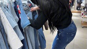 mi hermanastra me excito mientras se media ropa en el probador de la tienda