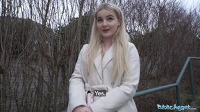 Heiße Blondine aus Kalifornien Lutscht Und Fickt Einen Riesigen Europäischen Schwanz