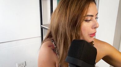 POV- La amiga de tu mamá quiere darte su regalito. ASMR CALIENTE