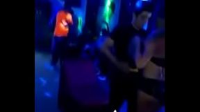 Baile caliente en discoteca peruana