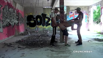 salope donne son cul &agrave_ deux arabes en plan exterieur