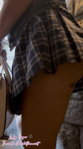 Visite Du Chateau Avec Plug Micro Jupe Et Seins Visible
