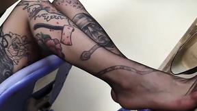 ”La segretaria in tacchi alti e calze ti mette sotto al tavolo”