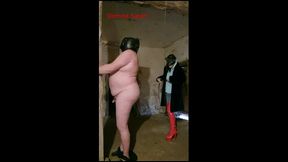 attache dans mon donjon, je fouette ma chienne pour bien la dresser !