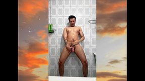 Chacal tatuado ba&ntilde_&aacute_ndose termina sac&aacute_ndose la leche!