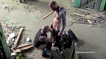 il drague un motard sur la route et finit par le sucer