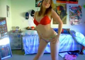 Tattooed emo girlfriend plays with her smooth pussy for a cam