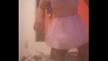 Lindo mariquita blanco con cabello rosado vestido de mujer