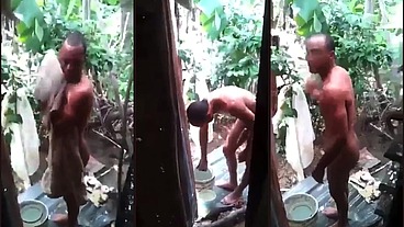 Pedreiro gostoso tomando banho depois da obra, Pauzao dotado e grosso