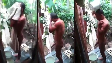 Pedreiro gostoso tomando banho depois da obra, Pauzao dotado e grosso