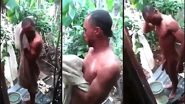 Pedreiro gostoso tomando banho depois da obra, Pauzao dotado e grosso